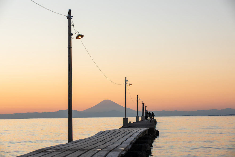 原岡桟橋と夕暮れの富士山