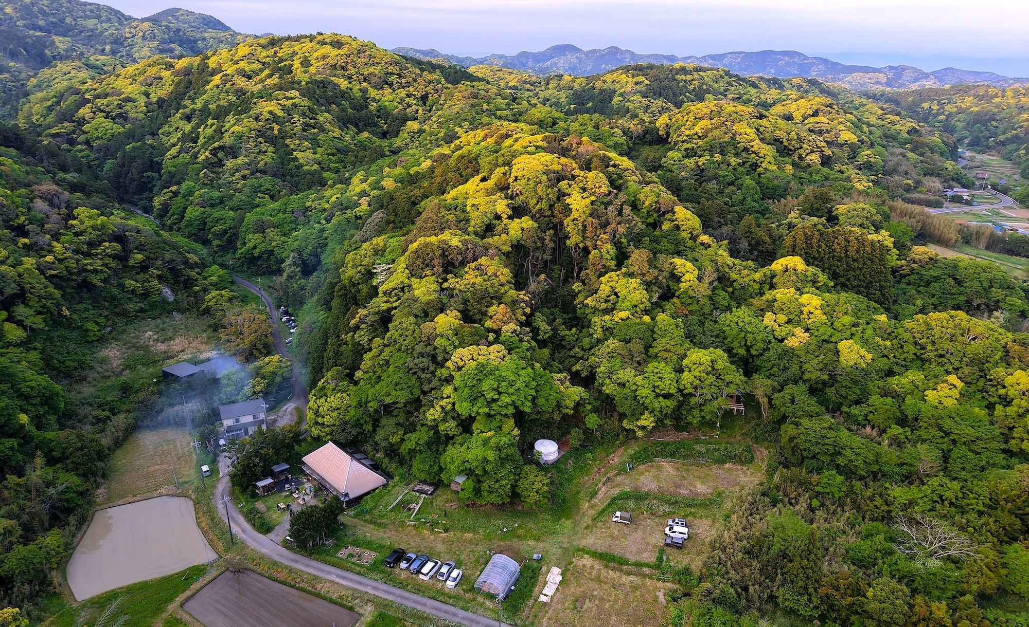 ヤマナハウスと里山の空撮